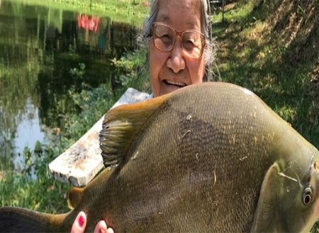 Vovó  da pesca: aposentada de 75 anos aposta na pesca esportiva para aliviar o estresse