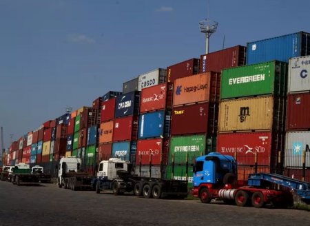 Volume de exportações cresce 6,8% até julho; importação cai