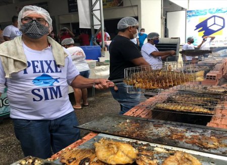 Vendas caem 80% e mercado de Teresina tem churrasco com 600 kg de peixe para orientar sobre doença da urina preta