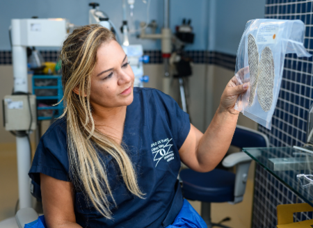 Shih-tzus, pugs e bulldogs: pele da tilápia é usada em cirurgia de córneas de cachorros