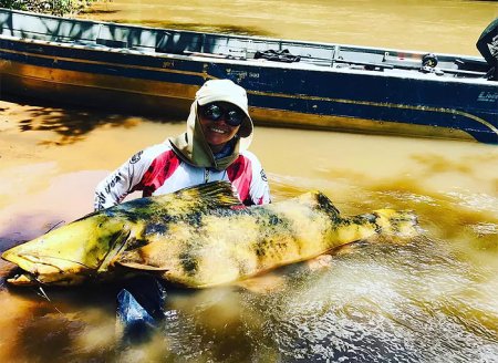  Dentista captura peixe de 70 kg e mais de 1 metro e meio em rio: 'Estava deitada no barco e quase desistindo'